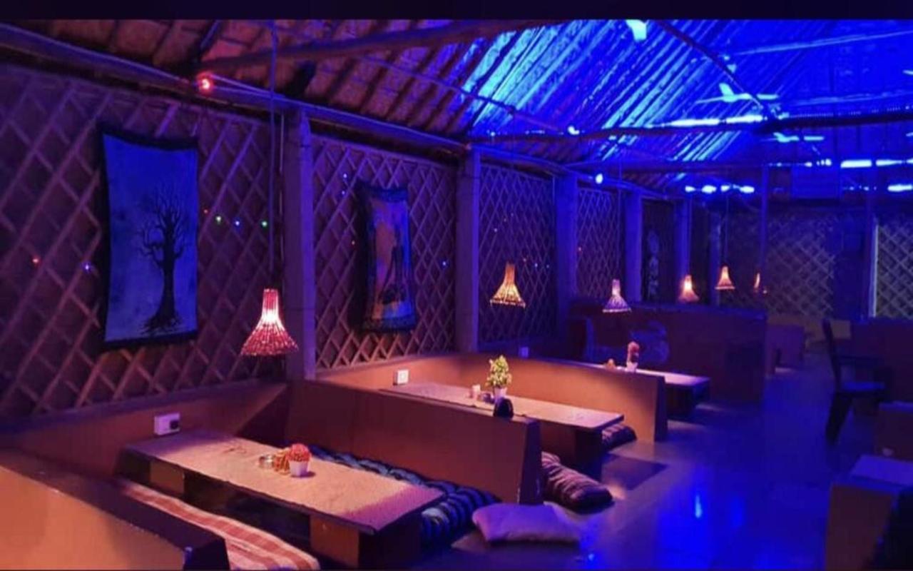 Hotel Megha Resort ฮัมปี ภายนอก รูปภาพ