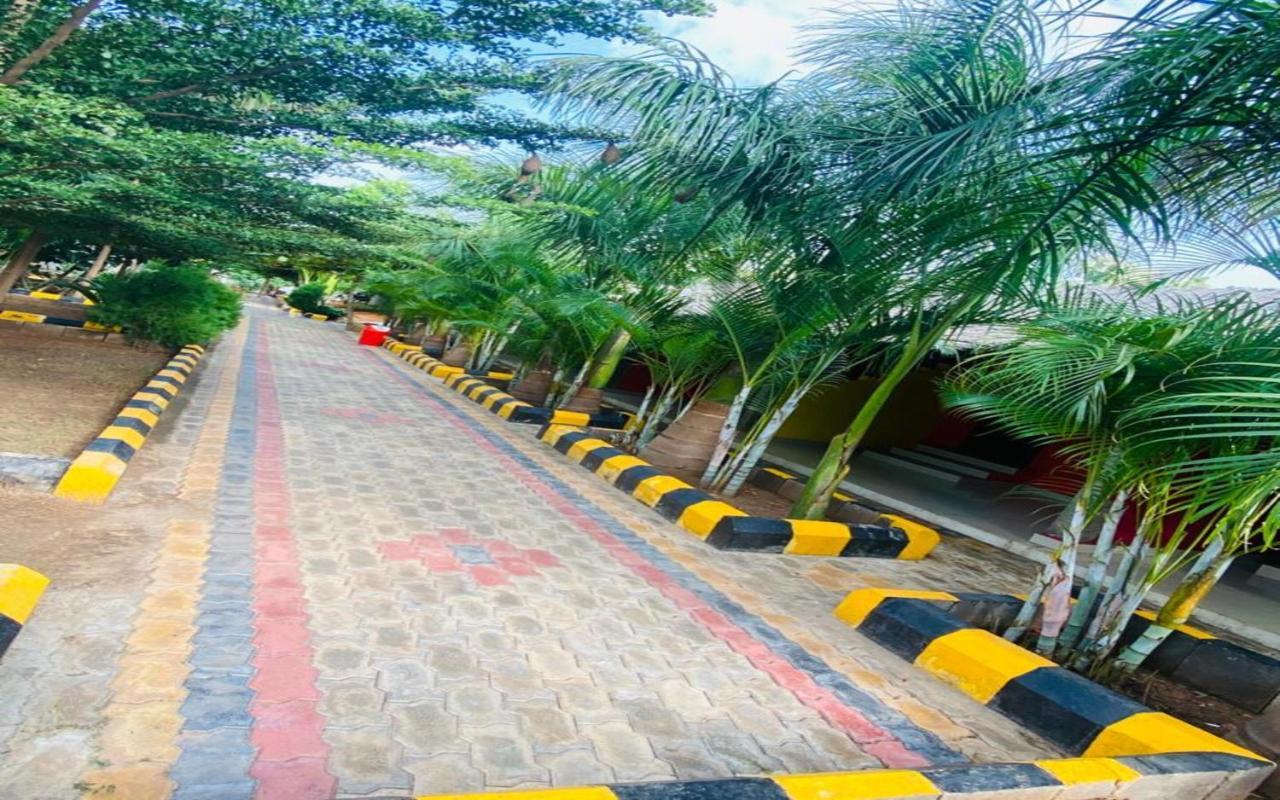 Hotel Megha Resort ฮัมปี ภายนอก รูปภาพ
