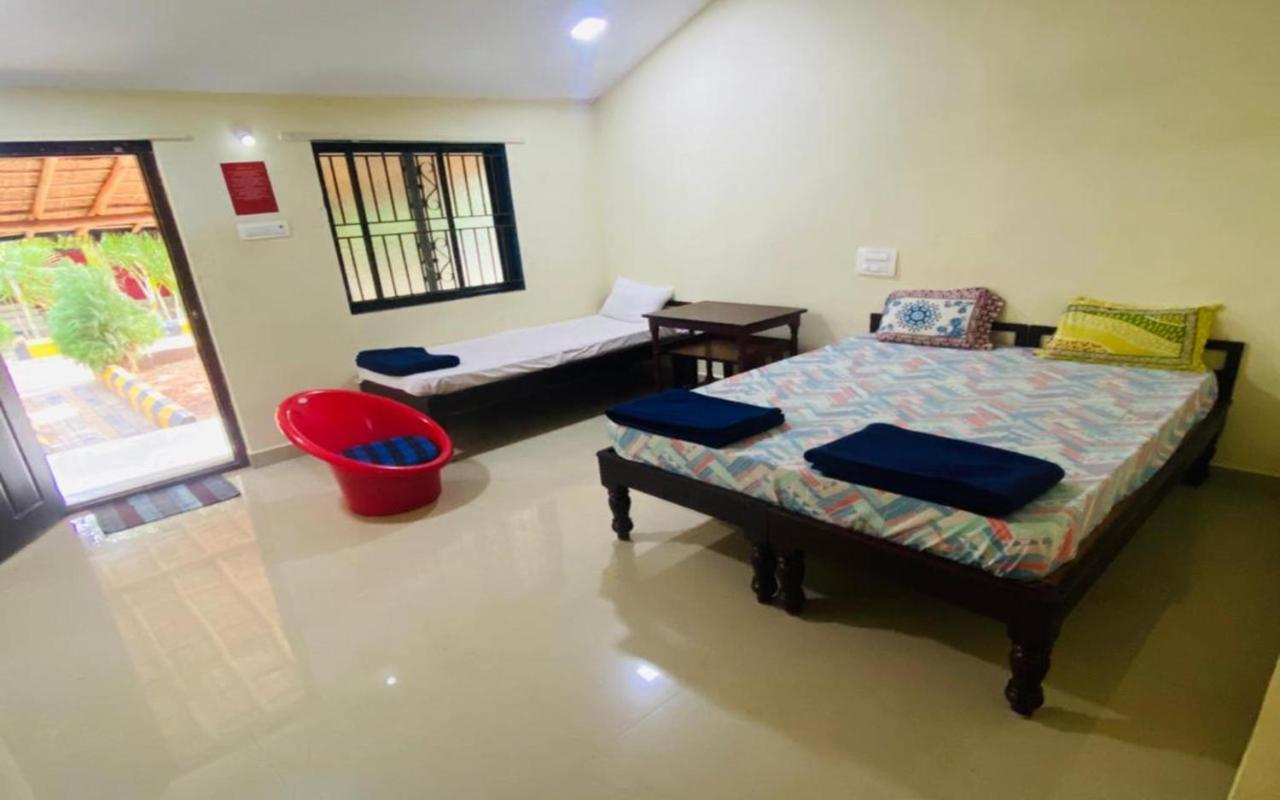 Hotel Megha Resort ฮัมปี ภายนอก รูปภาพ