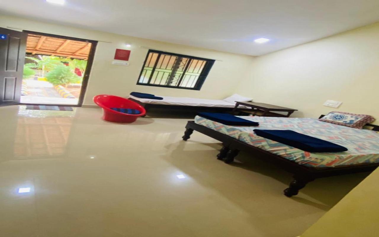 Hotel Megha Resort ฮัมปี ภายนอก รูปภาพ