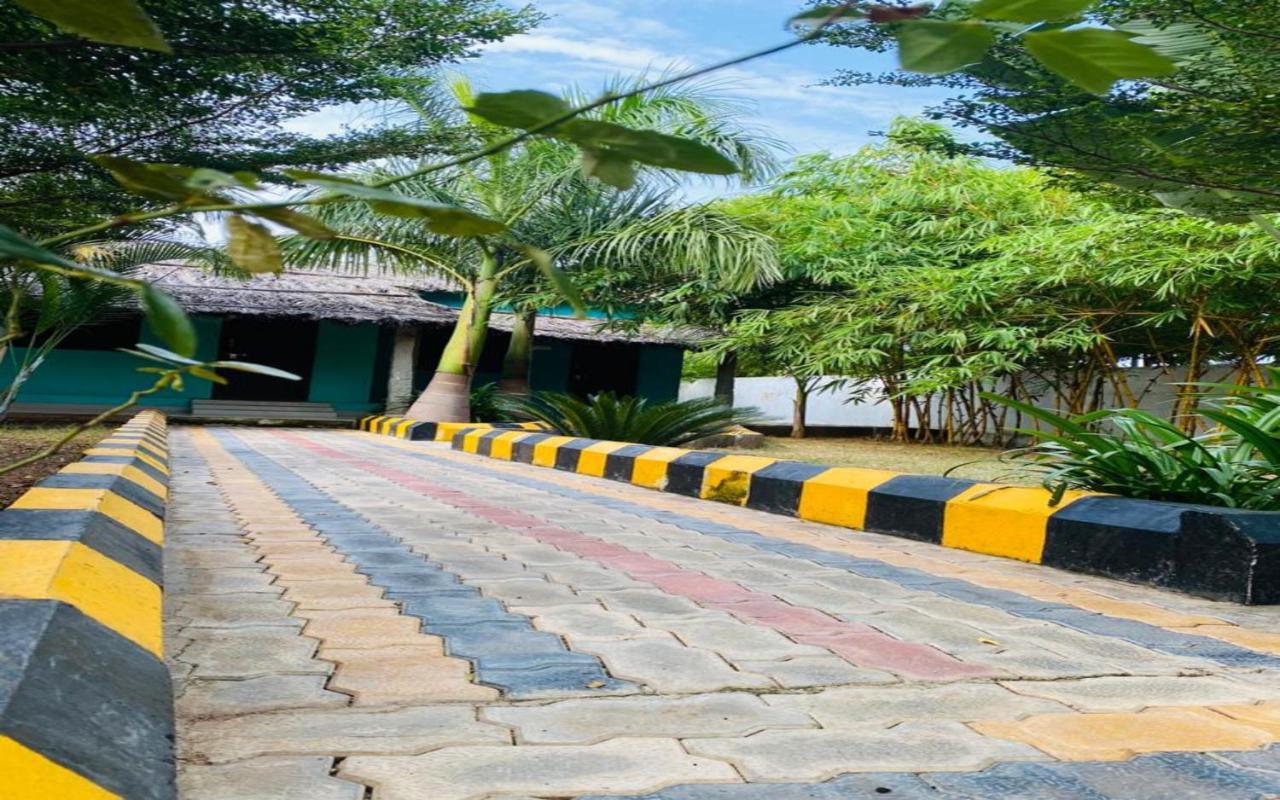 Hotel Megha Resort ฮัมปี ภายนอก รูปภาพ