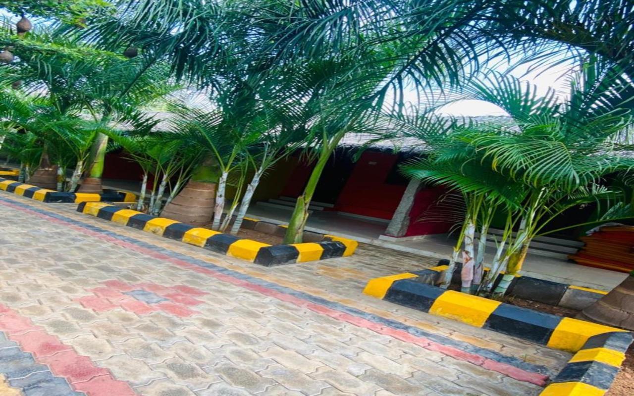 Hotel Megha Resort ฮัมปี ภายนอก รูปภาพ